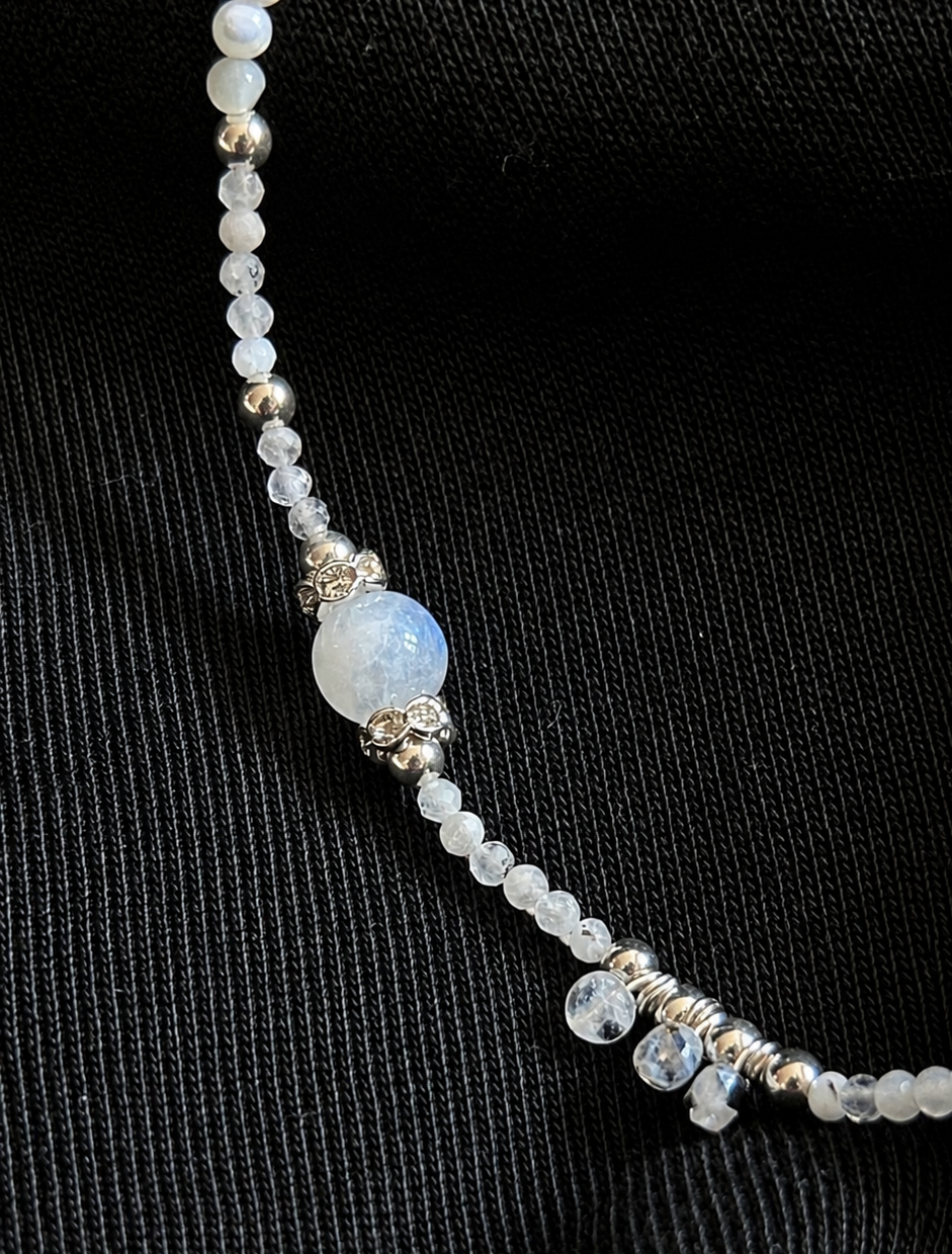 The moonlit necklace
